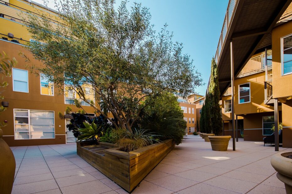 COURT YARD, CONDOMINIUMS, APARTMENTS-641155.JPG