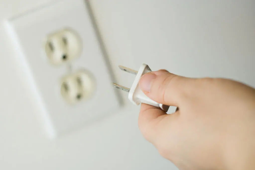 Posso Trocar uma Tomada Sozinho? Veja o Que é Seguro Fazer | tomada Como trocar uma tomada de energia na sua casa - Faça você mesmo! As tomadas de energia são componentes fundamentais em qualquer residência. Elas permitem a conexão de aparelhos eletrônicos e eletrodomésticos, fornecendo a energia necessária para seu funcionamento. Com o tempo e o uso constante, é comum que as tomadas apresentem desgaste ou se tornem obsoletas. Nesses casos, é importante trocá-las para garantir a segurança e o bom funcionamento dos equipamentos. Neste artigo, iremos explicar detalhadamente como você pode realizar essa tarefa de forma simples e segura.