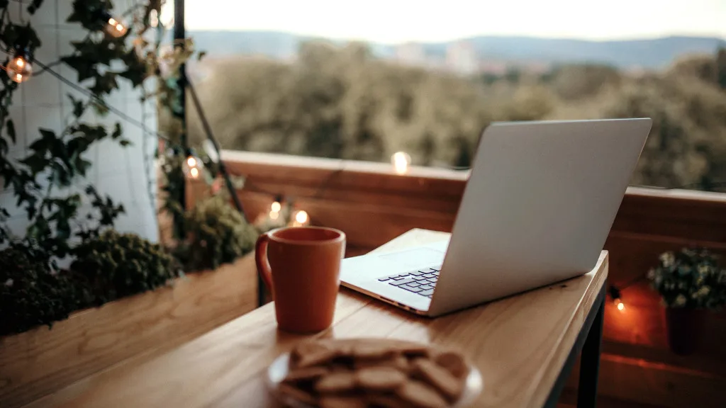 Como A Conectividade Influencia A Produtividade No Home Office

Home Office Tornou-Se Uma Realidade Para Muitos, E A Conectividade É A Chave Para O Sucesso Dessa Modalidade De Trabalho. 

Com A Expansão Do Acesso À Internet De Alta Velocidade, Como A Oferecida Pela Oi Fibra, Profissionais De Diversas Áreas Agora Têm A Oportunidade De Realizar Suas Tarefas Com A Mesma Eficácia Que Teriam Em Um Ambiente De Escritório Tradicional. 

A Flexibilidade E A Conveniência Do Home Office São Otimizadas Quando A Tecnologia É Uma Boa Infraestrutura De Rede Estão Ao Alcance, Permitindo Que O Trabalho Remoto Seja Uma Experiência Produtiva E Satisfatória.