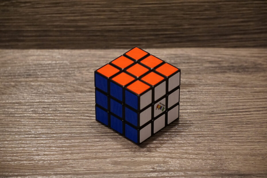 Como Montar O Cubo Mágico Na Prática Introdução: O Cubo Mágico, Também Conhecido Como Cubo De Rubik, É Um Quebra-Cabeça Tridimensional Desafiador E Fascinante. Neste Guia Passo A Passo, Vamos Lhe Ensinar Como Montar O Cubo Mágico De Forma Eficiente. Dividiremos O Processo Em Cinco Etapas Simples Para Facilitar A Compreensão. Portanto, Prepare-Se Para Desvendar Os Segredos Do Cubo Mágico E Conquistar A Satisfação De Resolvê-Lo!