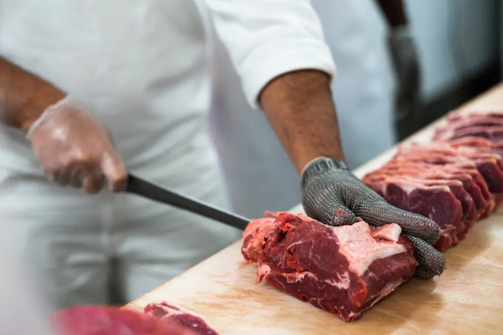 Açougue Perto De Mim - Conhecendo O Negócio De Açougue E Seus Desafios Atuais Introdução: Ao Pensar Em Montar Um Negócio No Ramo De Alimentos, É Comum Considerar Abrir Um Açougue. Afinal, A Venda De Carne É Uma Necessidade Básica Da População E Tende A Oferecer Uma Demanda Constante. No Entanto, Com O Mercado Cada Vez Mais Competitivo, É Preciso Adotar Estratégias Eficientes Para Se Destacar Dos Concorrentes, Atrair E Fidelizar Clientes. Neste Artigo, Vamos Explorar O Universo De Um Açougue, Compreender As Dificuldades Enfrentadas Atualmente E Sugerir Formas De Divulgar E Promover Esse Tipo De Negócio. Além Disso, Apresentaremos Uma Plataforma De Anúncios Chamada Tá Contratado, Que Pode Ser Uma Excelente Opção Para Alavancar A Visibilidade E O Sucesso Do Seu Açougue.