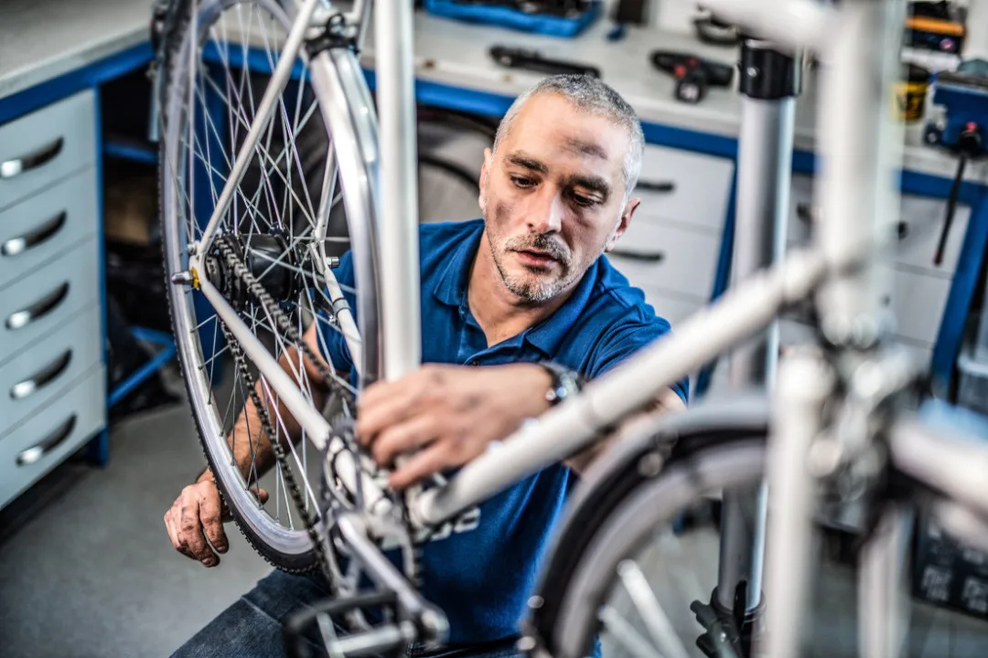 Bicicletaria Perto De Mim: O Papel E Os Desafios Do Negócio De Bicicletarias Nos Tempos Atuais Introdução As Bicicletarias São Estabelecimentos Comerciais Dedicados À Venda, Manutenção E Reparo De Bicicletas. Com O Aumento Da Popularidade Das Bicicletas Como Meio De Transporte Sustentável E Saudável, Esses Estabelecimentos Têm Enfrentado Desafios Para Se Manterem Competitivos No Mercado. Neste Texto, Exploraremos O Que Faz Uma Bicicletaria, Os Desafios Que Enfrentam Nos Tempos De Hoje, Dicas Para Fidelizar E Atrair Mais Clientes E Como A Divulgação Através De Plataformas Como O Tá Contratado Pode Ajudar A Aumentar A Visibilidade E A Clientela Desses Negócios.