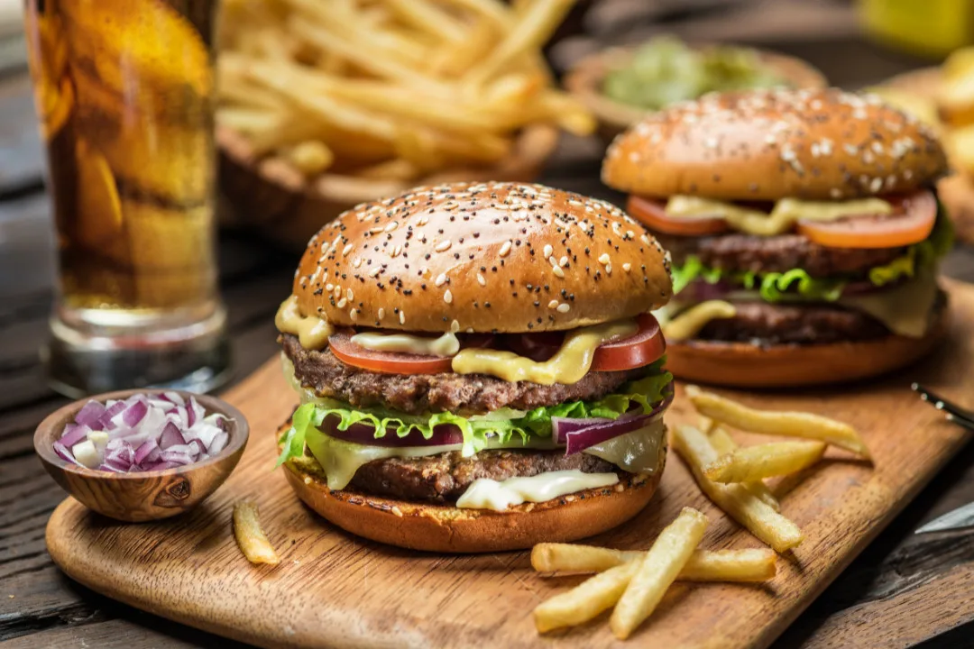 Lanches Perto De Mim - Tudo Que Você Precisa Saber Se Você É Um Empreendedor Do Ramo De Lanches, Sabe Que A Concorrência É Grande E Os Desafios Para Se Destacar No Mercado São Inúmeros. Com A Ascensão Da Tecnologia E O Aumento Da Concorrência, A Tarefa De Manter Um Negócio Prosperando Se Tornou Ainda Mais Difícil. No Entanto, Existem Estratégias Que Podem Ser Adotadas Para Fidelizar Clientes, Atrair Mais Pessoas E Garantir O Sucesso Do Seu Estabelecimento De Lanches. Neste Texto, Vamos Abordar A Importância De Ter Um Perfil Ativo Na Plataforma De Anúncios Tá Contratado, Como Divulgar Seus Serviços E Como Superar Os Desafios Enfrentados No Mercado De Lanches Nos Dias De Hoje.