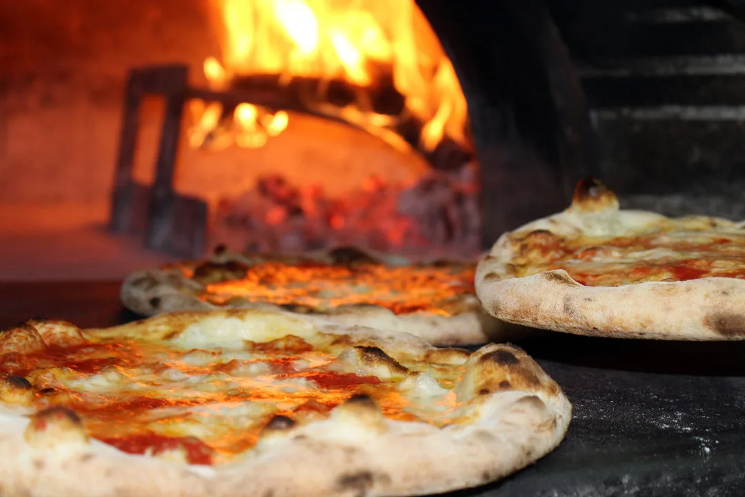 Pizzaria Perto De Mim: Desafios E Oportunidades Para O Negócio De Pizzaria Nos Últimos Anos, A Busca Por Uma Pizzaria Perto De Mim Tem Se Tornado Cada Vez Mais Comum. Isso Se Deve Ao Fato De Que A Pizza É Uma Das Comidas Mais Populares Do Mundo, Sendo Uma Opção Rápida E Deliciosa Para Uma Refeição Em Qualquer Momento Do Dia. Por Isso, É Fundamental Que Os Donos De Pizzarias Estejam Atentos Às Tendências Do Mercado E Saibam Como Se Destacar Em Meio À Concorrência. Neste Texto, Discutiremos O Que Faz Um Estabelecimento De Pizzaria Se Destacar, Os Desafios Enfrentados Nos Tempos Atuais, Estratégias Para Fidelizar E Atrair Mais Clientes, E Como A Plataforma De Anúncios Tá Contratado Pode Ajudar A Impulsionar O Negócio.