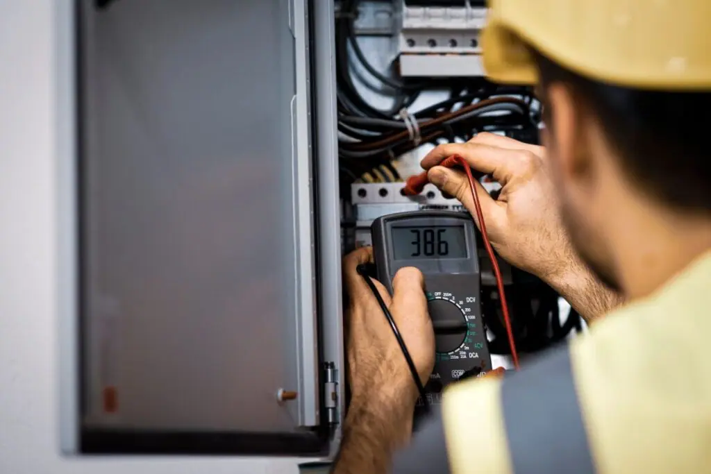 Um Poste Padrão De Iluminação, Integrado De Forma Harmoniosa Ao Ambiente Urbano, Proporcionando Luz E Segurança Para A Comunidade