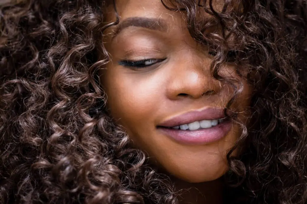 Para muitas pessoas, cuidar e estilizar cabelos cacheados pode ser um desafio. Mas, na realidade, os cabelos cacheados oferecem inúmeras possibilidades de penteados que vão desde looks despojados e casuais até opções mais sofisticadas para eventos especiais. Neste artigo, vamos explorar algumas ideias de penteados para cabelos cacheados que vão te ajudar a exibir o seu estilo natural com muito charme. Explore Nossa Galeria De Fotos E Ideias De Penteados Para Cabelos Cacheados, Perfeitos Para Diversas Ocasiões E Estilos.