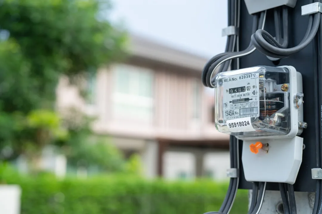 Um Poste Padrão De Iluminação Pública, Composto Por Aço Galvanizado E Com Design Moderno, Iluminando A Rua À Noite.&Quot;