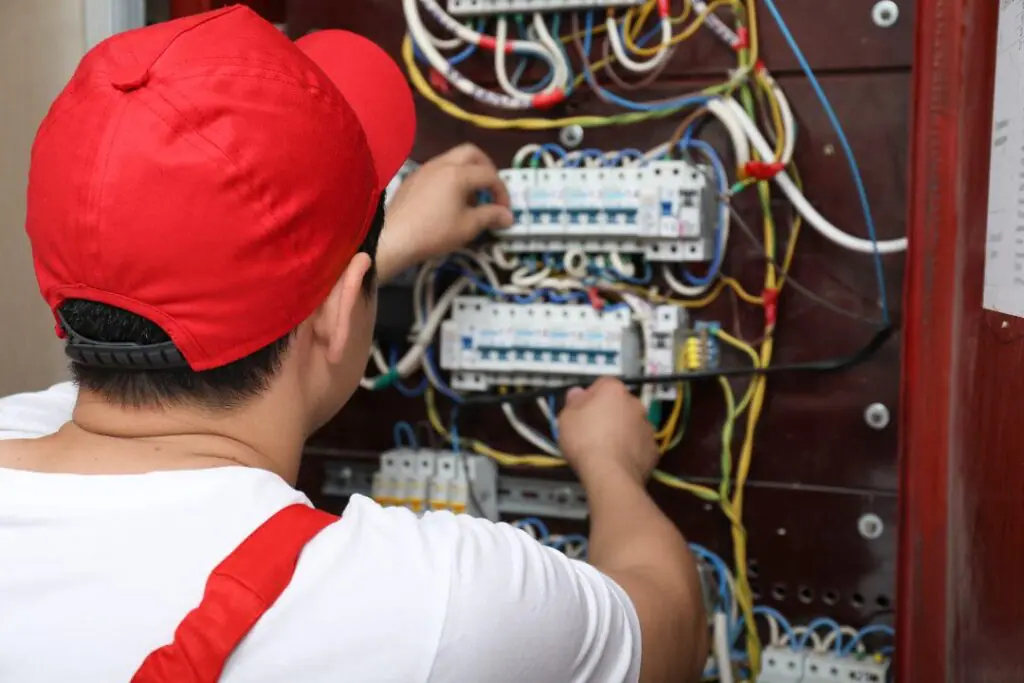 Um Poste Padrão Metálico, Resistente A Intempéries, Contribuindo Para A Segurança E Visibilidade De Pedestres E Veículos