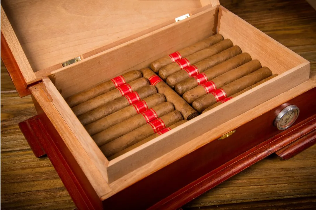 Tabacaria Perto De Mim | Quando Pensamos Em Tabacaria, Logo Nos Vem À Mente O Aroma Característico Do Tabaco, Os Charutos E Cigarros Expostos Nas Prateleiras E Os Clientes Que Frequentam Esses Estabelecimentos Em Busca De Seus Produtos Favoritos. Mas, O Que Faz Um Estabelecimento De Tabacaria? Quais Os Desafios Que Os Proprietários Enfrentam Nos Tempos De Hoje? E, O Mais Importante, Como Fidelizar E Conquistar Mais Clientes? Neste Texto, Vamos Abordar Essas Questões E Também Falar Sobre Como Divulgar Os Serviços De Uma Tabacaria, Destacando A Importância De Ter Um Perfil Ativo E Anúncios Na Plataforma De Anúncios Tá Contratado Para Aumentar A Visibilidade E Atrair Mais Clientes.