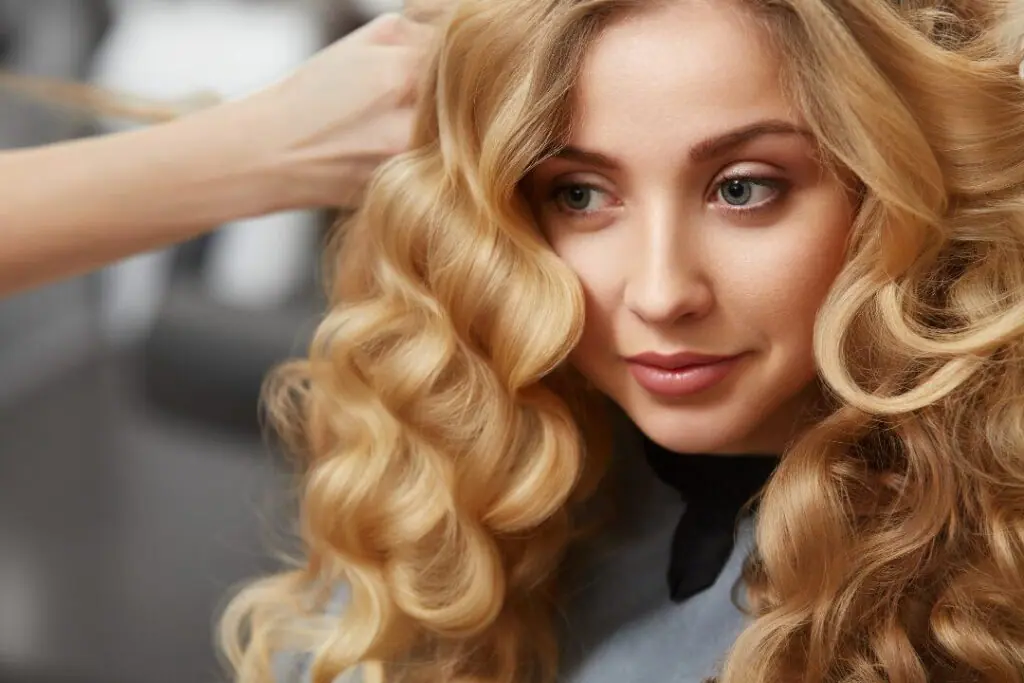 Para muitas pessoas, cuidar e estilizar cabelos cacheados pode ser um desafio. Mas, na realidade, os cabelos cacheados oferecem inúmeras possibilidades de penteados que vão desde looks despojados e casuais até opções mais sofisticadas para eventos especiais. Neste artigo, vamos explorar algumas ideias de penteados para cabelos cacheados que vão te ajudar a exibir o seu estilo natural com muito charme. Aprenda A Valorizar Seus Cachos Com Penteados Criativos E Elegantes Através De Nossas Imagens E Guias Passo A Passo.