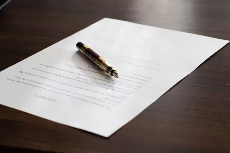 "Foto colorida mostrando uma seleção de modelos de contratos de prestação de serviços, cada um com tópicos e subdivisões distintas. A imagem captura partes do texto com áreas reservadas para descrição dos serviços, obrigações das partes, prazos, valores e condições de pagamento, evidenciando a importância do detalhamento e da personalização do contrato para cada situação específica."