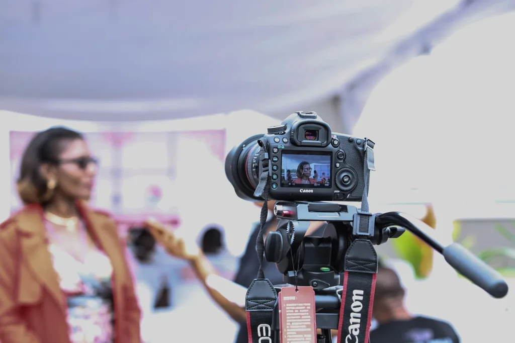 Você já se perguntou por que, ao abrir qualquer rede social, vídeos dominam completamente seu feed? A resposta é simples e poderosa: vídeos são o formato de conteúdo mais eficaz da história do marketing digital. Produção De Vídeo Para 2024