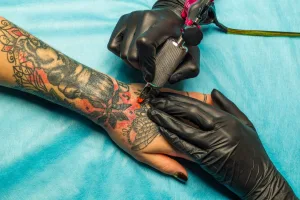 TATUAGEM PERTO DE MIM - A ARTE DE COBRIR O CORPO SE VOCÊ ESTÁ PROCURANDO POR UMA TATUAGEM PERTO DE VOCÊ, SAIBA QUE EXISTEM INÚMERAS OPÇÕES DISPONÍVEIS NO MERCADO