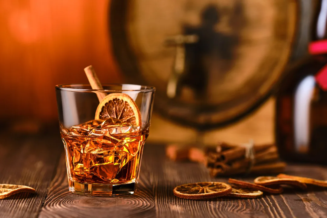A História E A Qualidade Da Cachaça Brasileira: Uma Análise Abrangente | A Introdução À Cachaça Brasileira Explora A Trajetória E O Valor Cultural Deste Destilado No Brasil. Trata-Se De Uma Bebida Alcoólica Obtida Através Da Destilação Do Fermentado De Cana-De-Açúcar, Cujo Consumo E Produção São Práticas Seculares Que Influenciam Profundamente As Tradições E A Identidade Nacional, Sendo Inclusive Considerada Um Patrimônio Cultural. Existe Uma Legislação Específica Que Regula E Tutela A Cachaça Em Território Brasileiro, Consolidando Sua Fama Internacional Como Um Dos Símbolos Do Brasil.