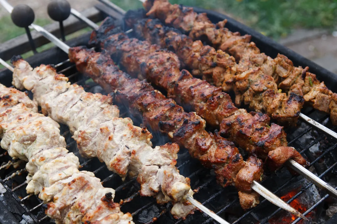 O Guia Definitivo Para Fazer Um Churrasco Incrível | Bem-Vindo Ao Guia Definitivo Para Fazer Um Churrasco Incrível! O Churrasco Transcende A Ideia De Uma Simples Refeição No Brasil, Transformando-Se Em Um Evento Social Emblemático Que Congrega Famílias E Amigos. Por Meio Deste Guia, Forneceremos Todas As Informações Necessárias Para Que Você Se Aprimore Na Arte Do Churrasco, Abrangendo Desde A Seleção Apropriada De Carnes Até Conselhos Para Servir E Apreciar. Prepare-Se Para Elevar Seus Eventos Com Churrasco A Patamares Memoráveis De Deleite E Paladar.