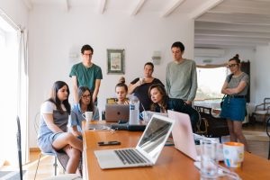 PRESTADORES DE SERVIÇOS NA EDUCAÇÃO