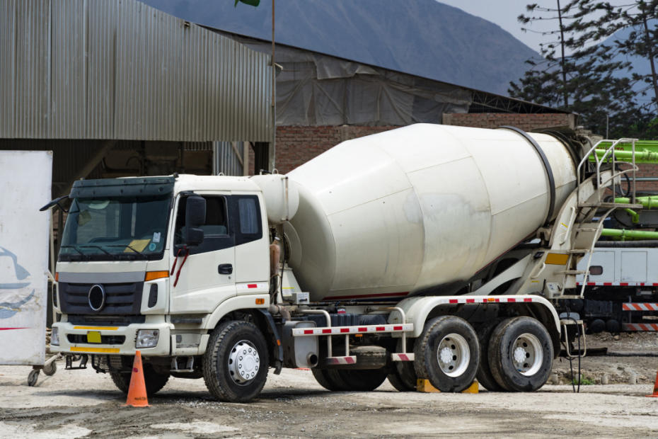 O CONCRETO É UM DOS MATERIAIS MAIS ESSENCIAIS E VERSÁTEIS USADOS NA CONSTRUÇÃO CIVIL. PRESENTE EM INÚMEROS PROJETOS, DESDE PEQUENAS OBRAS RESIDENCIAIS ATÉ GRANDES INFRAESTRUTURAS URBANAS, O CONCRETO É FUNDAMENTAL PARA A MODERNA ARQUITETURA E ENGENHARIA.