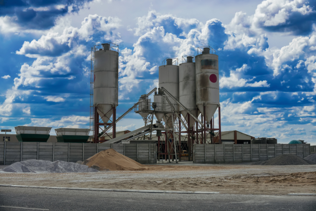 CONCRETO PERTO DE MIM - SAIBA MAIS!
DESCUBRINDO O CONCRETO

O CONCRETO É UM DOS MATERIAIS MAIS ESSENCIAIS E VERSÁTEIS USADOS NA CONSTRUÇÃO CIVIL. PRESENTE EM INÚMEROS PROJETOS, DESDE PEQUENAS OBRAS RESIDENCIAIS ATÉ GRANDES INFRAESTRUTURAS URBANAS, O CONCRETO É FUNDAMENTAL PARA A MODERNA ARQUITETURA E ENGENHARIA.