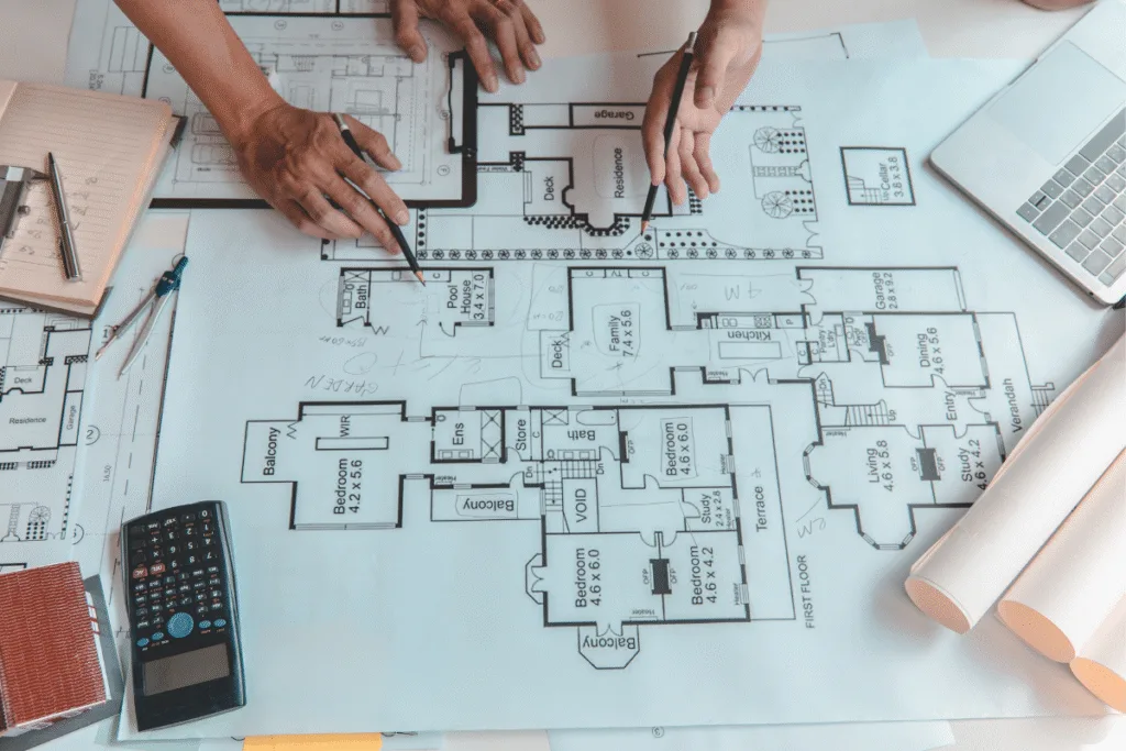 Arquiteto Trabalhando Em Projeto Com Plantas E Ferramentas