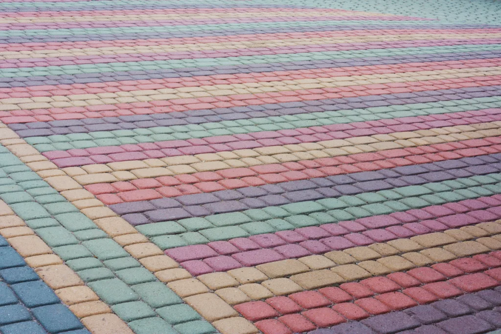 Diferentes Padrões E Cores De Bloquetes Instalados, Destacando As Possibilidades Estéticas