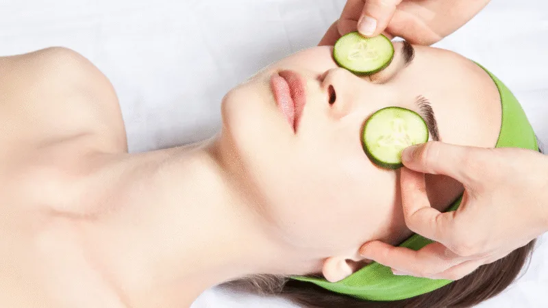 Tratamento Para Olheiras Naturais Mulher Aplicando Fatias De Pepino Sobre Os Olhos Para Tratar Olheiras Naturalmente