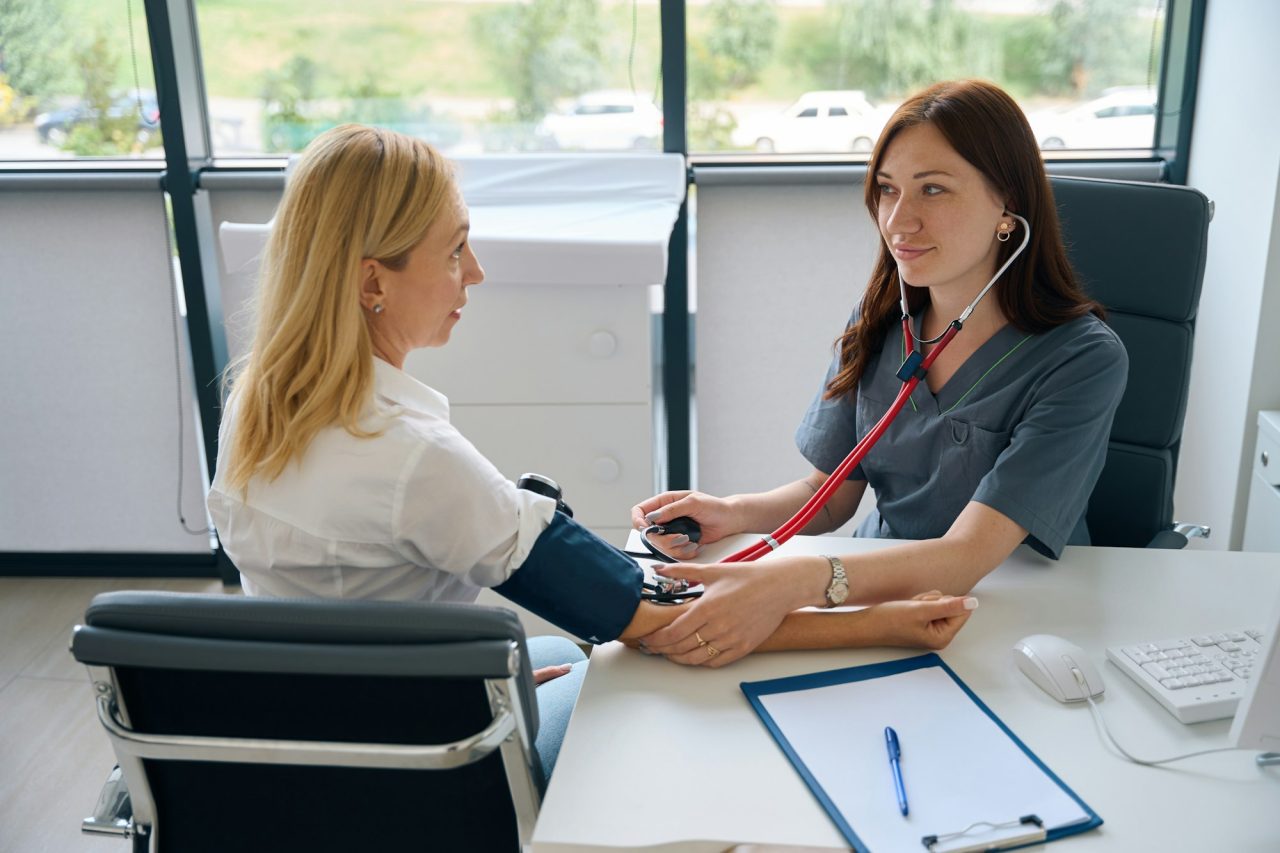 2025 - Início - Home adult woman undergoing routine health check with family doctor Experienced and Compassionate Team