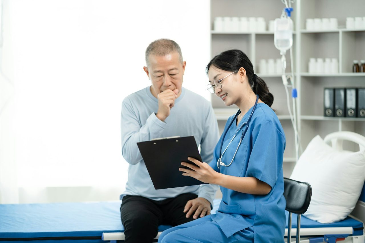 2025 - Início - Home concerned senior old patient patient talks with healthcare professional Experienced and Compassionate Team