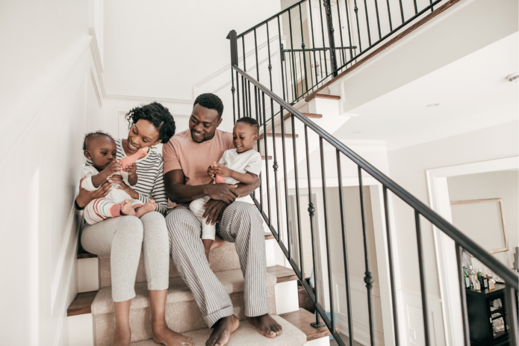 Eletricista 24 Horas: Solução Rápida para Emergências Elétricas Família segura após reparo elétrico emergencial realizado por profissional qualificado