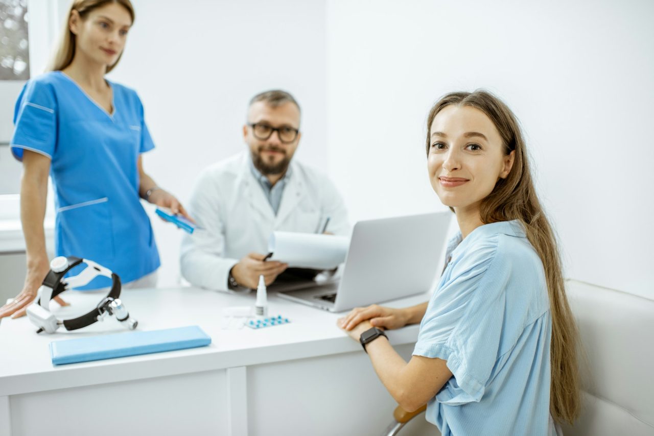 2025 - Início - Home patient at an appointment with otolaryngologist Experienced and Compassionate Team