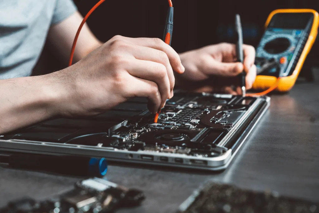 Quando algum equipamento para de funcionar em casa ou no trabalho, a primeira reação é o desespero. Seja um eletrodoméstico, computador, celular ou qualquer aparelho eletrônico, essas situações sempre chegam no pior momento possível. É exatamente nessas horas que uma boa assistência técnica se torna fundamental. Muitas pessoas desconhecem a variedade de serviços que esses profissionais especializados podem oferecer, limitando-se apenas aos consertos básicos. Solca Em Aparelho Eletrônico