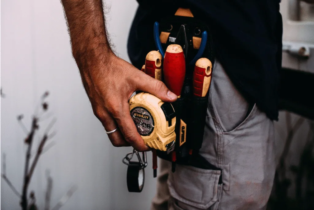 Pedreiro Para Pequenos Reparos Residenciais: Preço E Guia Completo 2025 | Você Está Cansado De Viver Com Aquela Torneira Pingando, A Parede Descascada Ou O Azulejo Quebrado? Esses Pequenos Problemas Que Parecem Insignificantes Podem Se Transformar Em Grandes Dores De Cabeça — E Gastos Ainda Maiores. A Boa Notícia É Que Contratar Um Pedreiro Para Pequenos Reparos Residenciais É Mais Acessível Do Que Você Imagina, E Pode Ser A Solução Para Transformar Sua Casa Em Um Lar Verdadeiramente Funcional E Acolhedor.