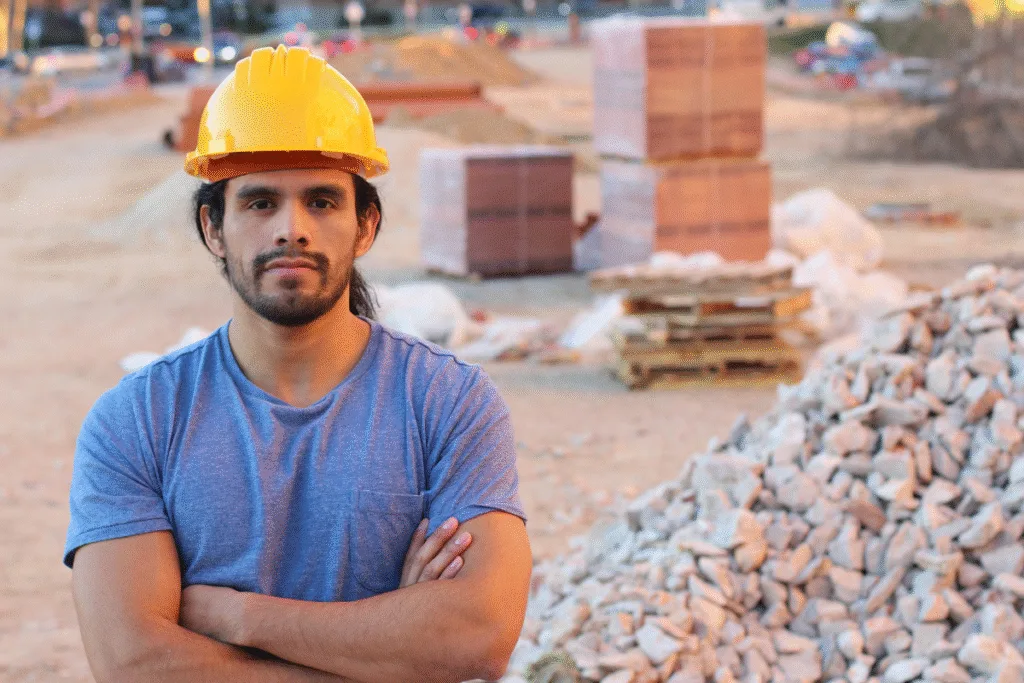 Com dados recentes mostrando aumento de 2,22% nas contratações formais entre setembro de 2024 e agosto de 2025, e em são paulo especificamente um crescimento de 5,08% no mesmo período, o mercado está aquecido. Neste guia completo, você vai descobrir exatamente quanto ganha um pedreiro em diferentes situações, regiões e níveis de experiência - com dados reais e atualizados para 2025. Pedreiro Ao Lado Do Estoque De Brita