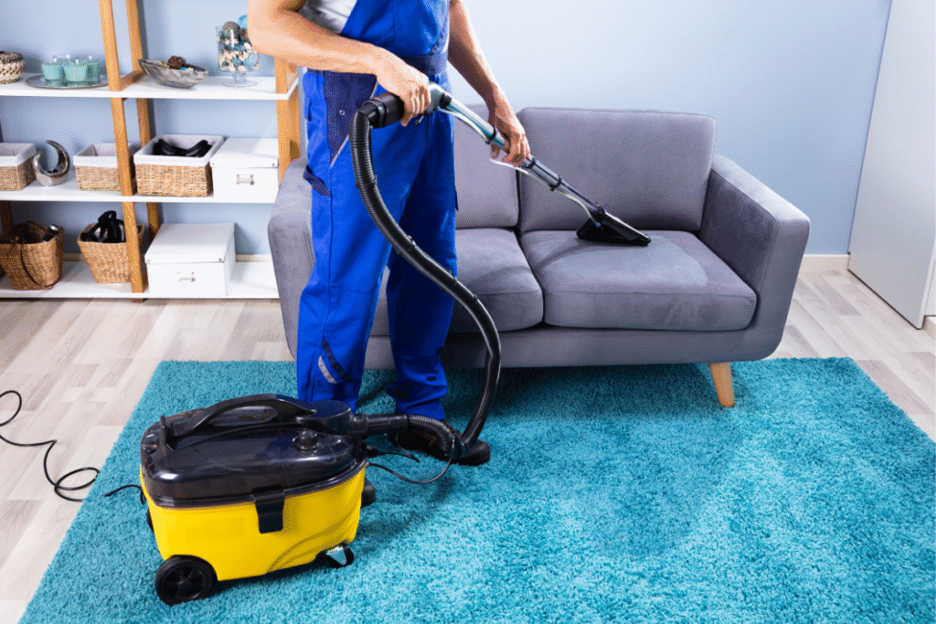 Limpeza de Sofá: Transforme Ambientes com Técnicas Profissionais que Realmente Funcionam lavando o sofá com equipamento