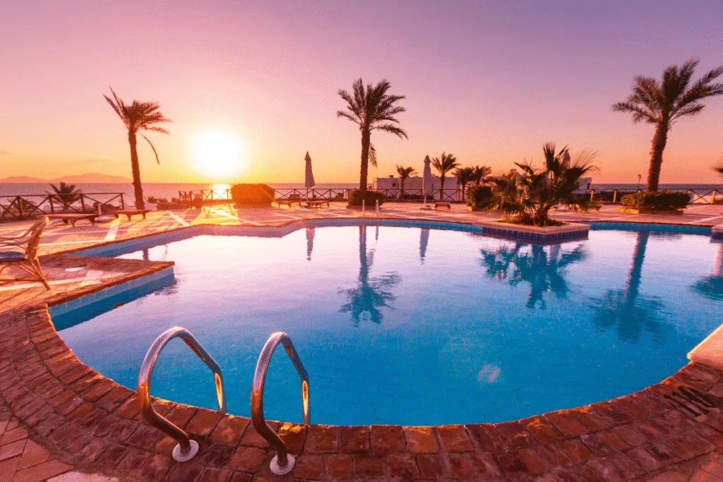 Por Do Sol Na Piscina