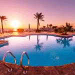 por do sol na piscina - piscineiro