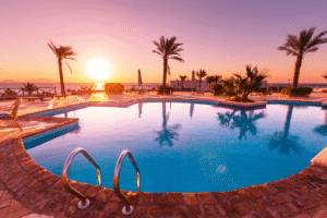 por do sol na piscina - piscineiro