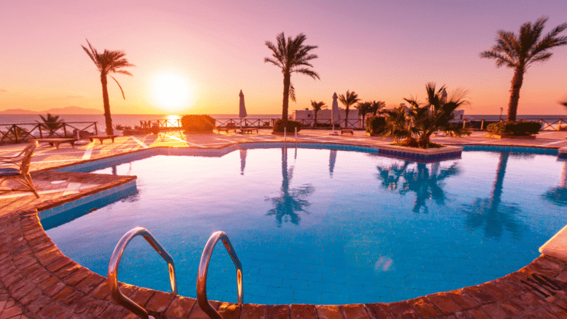 Piscineiro por do sol na piscina - piscineiro