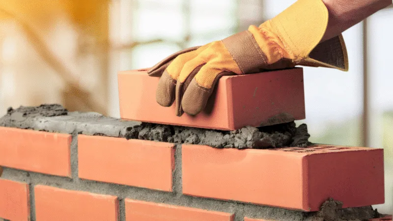 Pedreiro Profissional Trabalhando Em Obra Com Equipamentos De Segurança