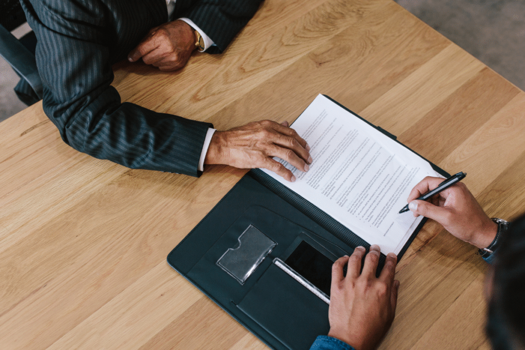 Como Escolher um Pedreiro Qualificado para Sua Reforma "Importância de formalizar contrato com pedreiro para reforma segura"