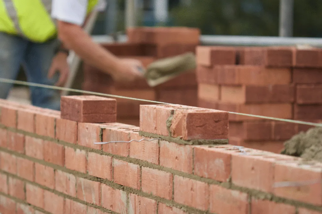 &Quot;Fiscalização De Obra - Pedreiro Verificando Qualidade Do Serviço&Quot;