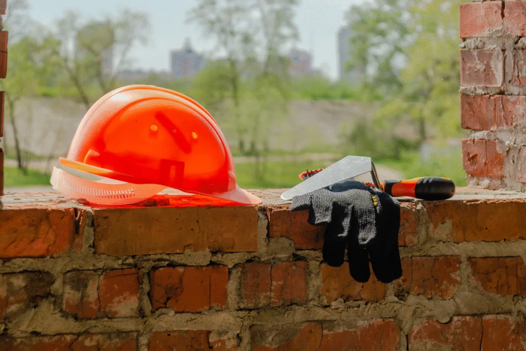 Todo dia, milhares de profissionais da construção civil arriscam suas mãos em canteiros de obras. Entre poeira, cimento, ferragens cortantes e superfícies abrasivas, um único descuido pode resultar em cortes profundos, queimaduras químicas ou lesões permanentes. E você sabe qual é o equipamento mais simples, acessível e eficaz que pode evitar tudo isso? A luva de pedreiro. Luva De Pedreiro Deixada Sobre Muro Em Construção