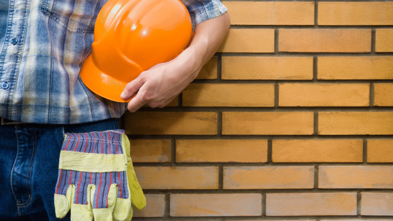Pedreiro para Pequenos Reparos Residenciais: Preço e Guia Completo 2025 pedreiro segurando luva e capacete - Pedreiro para Pequenos Reparos Residenciais