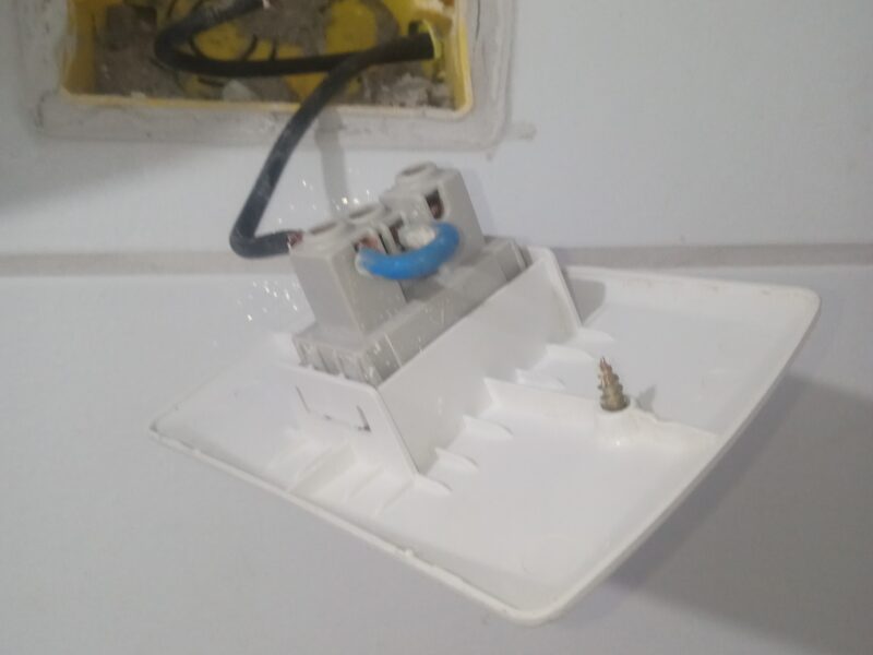 Serviços de eletricista e encanador