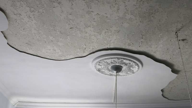 Teto de Gesso Caiu? Chame um Gesseiro no Tá Contratado gesso caiu