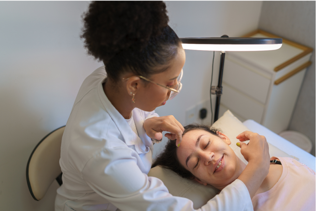 esteticista fazendo designer de sobrancelhas