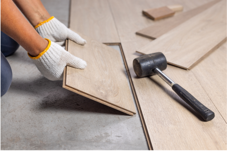piso laminado sendo aplicado por encaixe