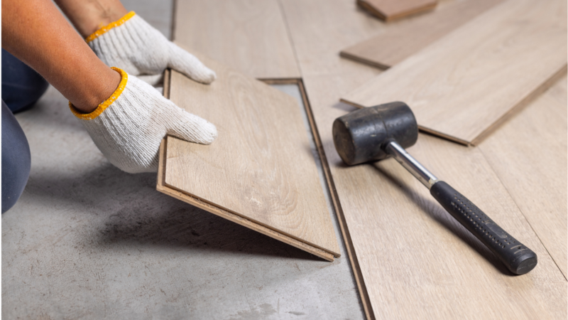 Dúvidas sobre Pisos: as 15 Perguntas que Decidem se Sua Reforma Vai Dar Certo | piso laminado instalacao piso laminado sendo aplicado por encaixe