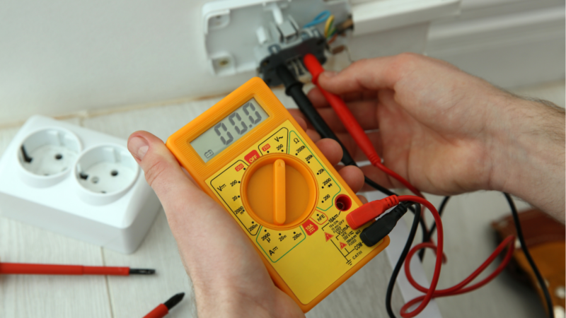 Orçamento de eletricista: como pedir, comparar e fechar sem susto | ELETRICISTA 1 orçamento de eletricista - conserto de tomadas