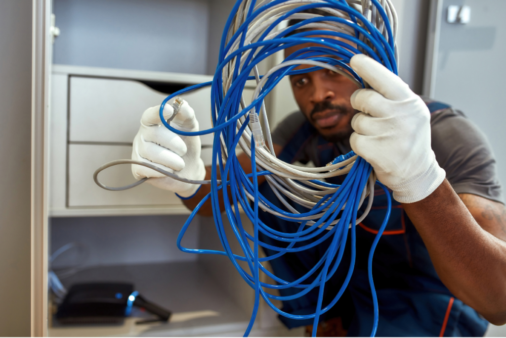 Quanto Cobra um Eletricista em 2026: Valores por Hora, Diária e Serviço | ELETRICISTA 11 eletricista trabalhando