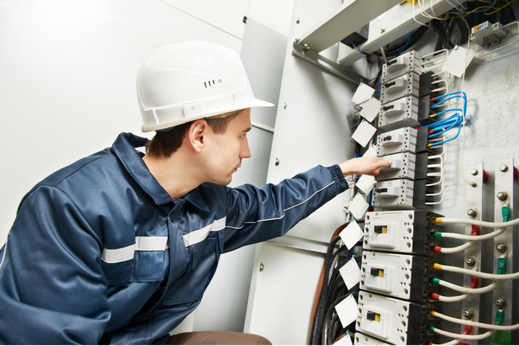 Eletricista é qualificado e habilitado? Como saber antes de contratar | ELETRICISTA 13 Eletricista perto de mim